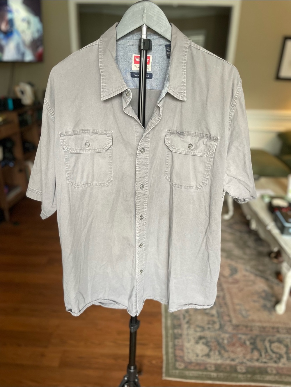 Wrangler Men’s XL Comfort Flex Short Sleeve Button-Down Shirt in Gray